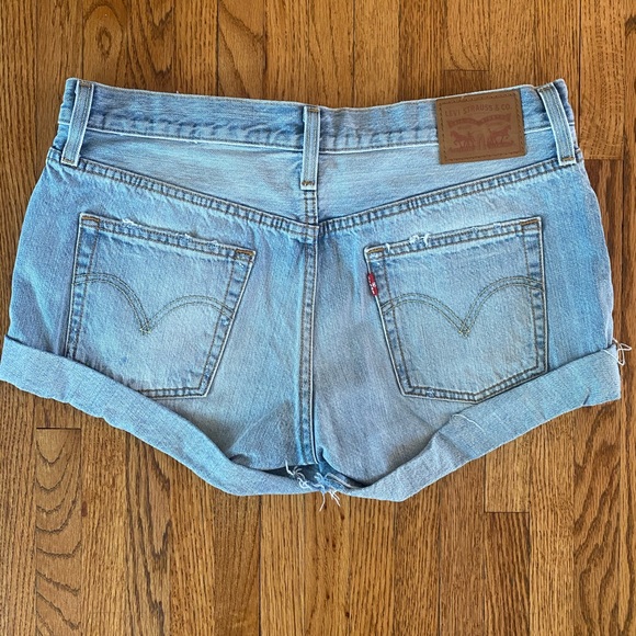 Levi’s Custom Roll Hem Shorts - Picture 3 of 4